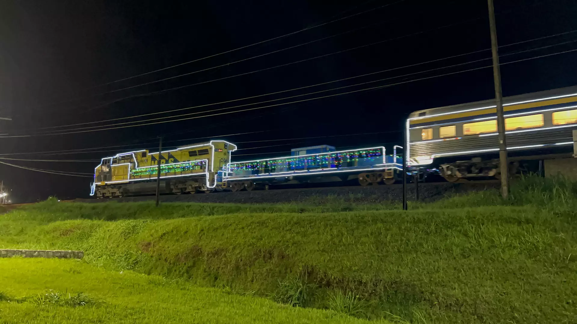 Público se reúne para conferir passagem do Trem de Natal da MRS por Santos Dumont